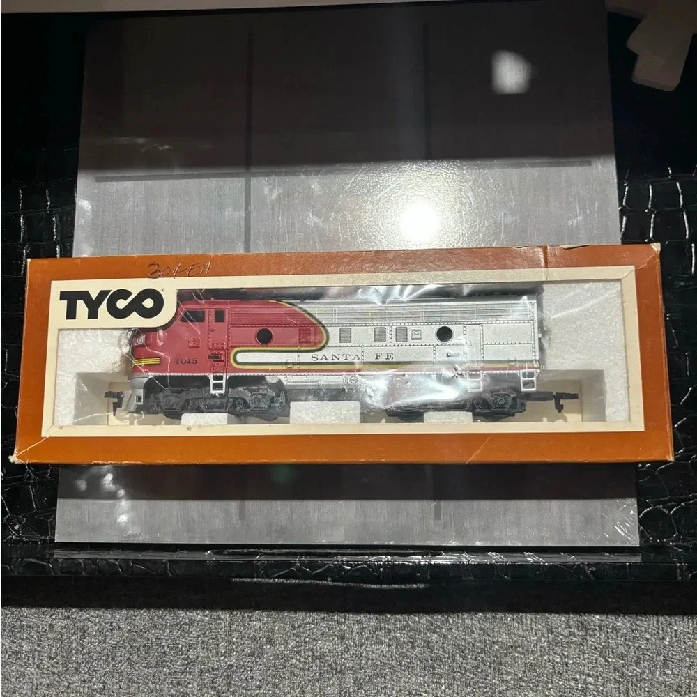 VINTAGE TYCO HO SCALE RED & SILVER SANTA FE #4015 DIESEL LOCOMOTIVE ENGINE - Picture 1 of 2